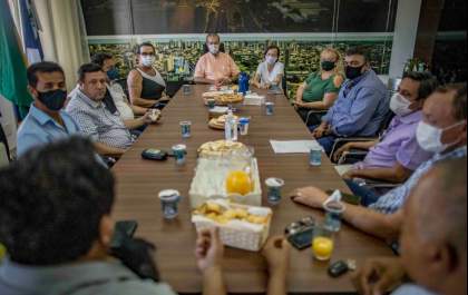 Dilador recebe vereadores eleitos para café da tarde