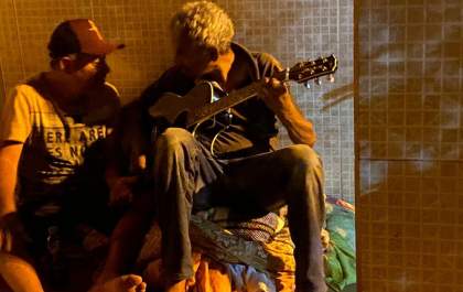 Homem em situação de rua canta e toca violão em Birigui; veja vídeo