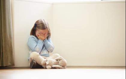 Mãe é detida acusada de agredir filhos de 7 e 8 anos