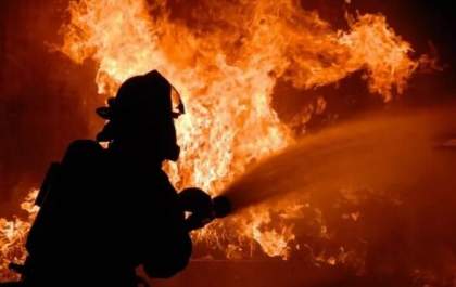 Homem joga óleo de cozinha e incendeia a própria casa