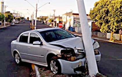 Motorista perde direção de Astra e quase arranca poste da Elektro