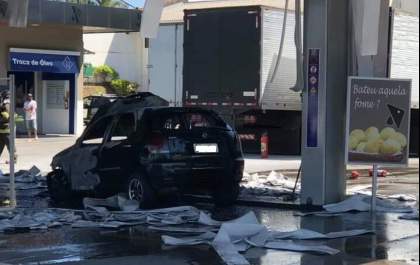 Carro bate em bomba e provoca incêndio em posto de combustível
