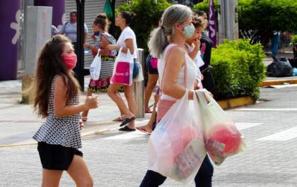 Antecipação de salários, incluindo 13º, aquece o mercado