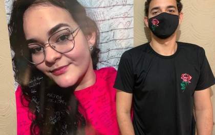 Somos todos Júlia Rosa: Com 19 anos, estudante vende camisetas e máscaras para custear tratamento após amputação