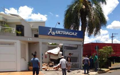 Caminhão desgovernado invade depósito de gás em Bilac