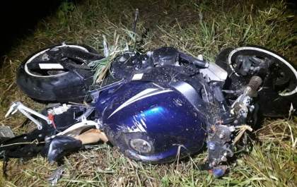 Motociclista fica ferido ao cair com moto em vicinal