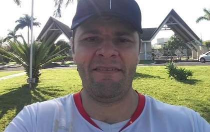 Vigilante morre após bater moto em placa na rotatória do Pé-de-Galinha