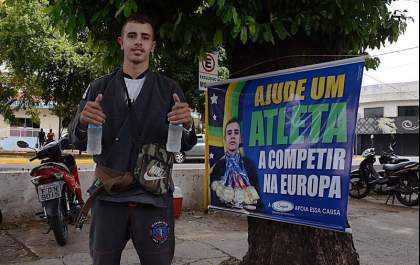 Para realizar sonho, atleta vende água em semáforos&nbsp;