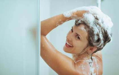 Especialista Carina Meneguelli cita os 7 erros mais comuns na hora de lavar o cabelo. Confira!