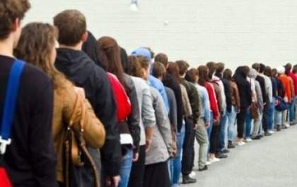 Longa espera em filas de instituições bancárias é passível de dano moral