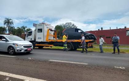 Carro cai em canaleta na Rondon em Araçatuba