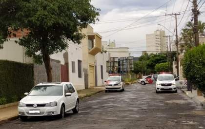 Carro é encontrado com vidros furados por tiros em Araçatuba