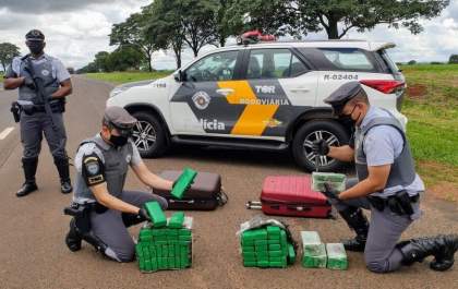 Dupla é presa ao ser flagrada com tijolos de maconha dentro de ônibus em rodovia