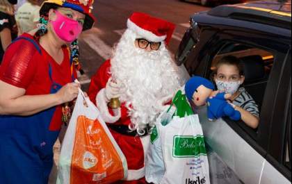 Drive thru solidário arrecada brinquedos para doações de Natal