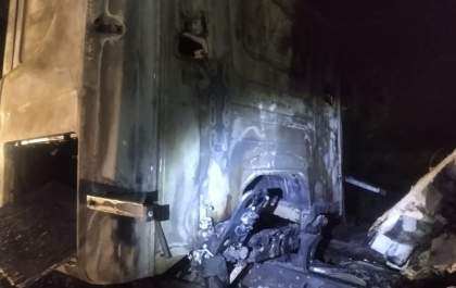 Caminhão com 30 toneladas de celulose pega fogo
