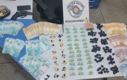 PM prende homem com drogas, revólver e R$ 17,6 mil em dinheiro em Valparaíso