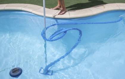 Criança morre eletrocutada em piscina