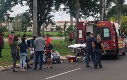 Motociclista fica ferida em colisão na José Ferreira Batista