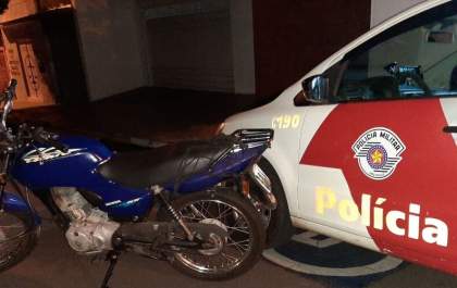 PM recupera moto furtada em Birigui 4 minutos após vítima denunciar crime