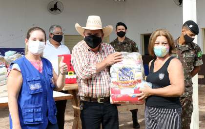 Famílias das áreas do Paranapungá e Vila Piloto recebem cestas de alimentos
