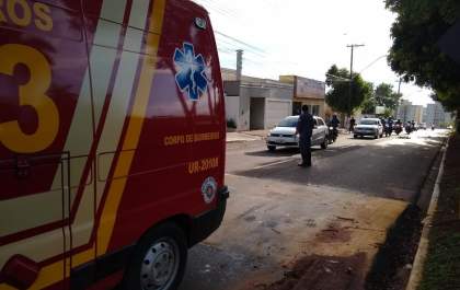 Trânsito fica lento na Fundadores após moto bater na traseiro de carro