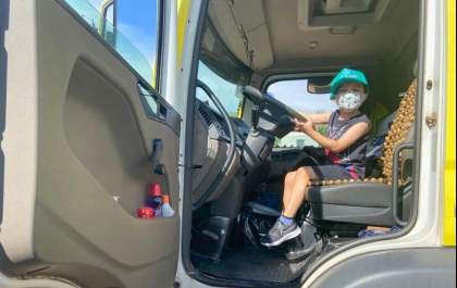 Menino de 5 anos comemora aniversário com coletores de lixo