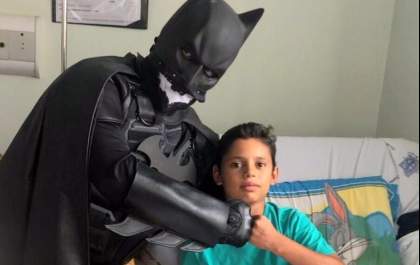 Médico se veste de Batman e visita criança atropelada em Araçatuba
