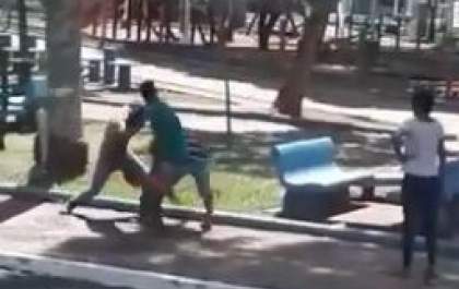 Homens em situação de rua trocam socos na praça dos '500 Anos'