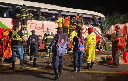 Viagem de fim de ano termina com 7 mortes após colisão de ônibus com caminhão