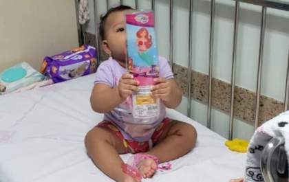 Santa Casa de Araçatuba distribui brinquedos para crianças internadas