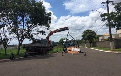 Caminhão é ‘engolido’ em acesso a condomínio na zona norte