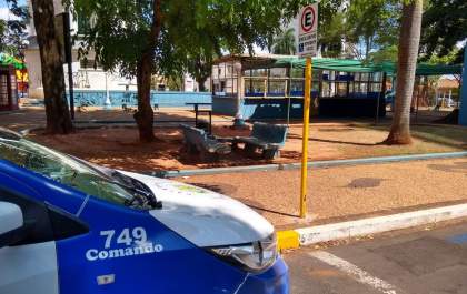 Homem abandona ferramentas na praça dos ‘500 dos Anos’ ao ver guardas municipais