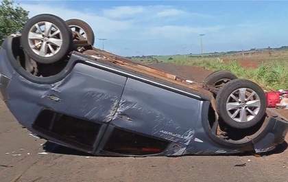 Casal fica ferido após carro capotar na vicinal de Entre Rios