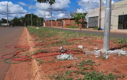 Postes de LED da Avenida Milton Damaceno sofrem tentativa de furto