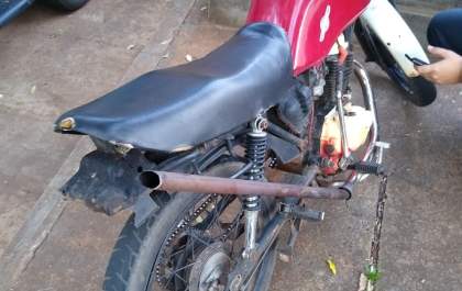 Adolescente são pegos empinando moto com motor adulterado