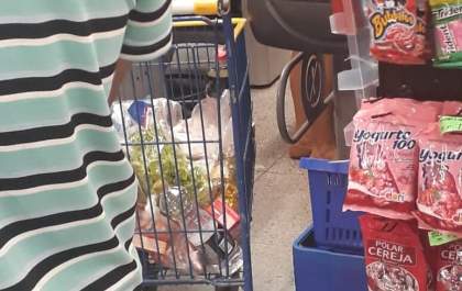 Supermercados ficam lotados nesta véspera de final de ano