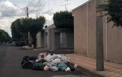 Feriado e quebra de veículos prejudicaram coleta de lixo em Birigui