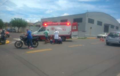 Motociclista fica ferido em acidente em cruzamento