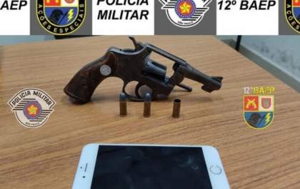 Jovem é preso com revólver, acusado de atirar para comemorar o ano-novo