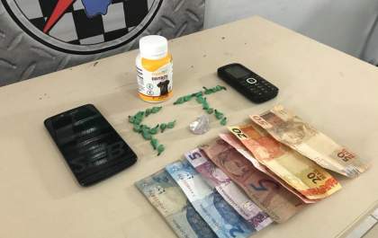 Em TL, polícia flagra traficante comercializando drogas