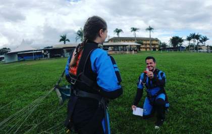 Biriguiense pede namorada em noivado em aventura de paraquedas