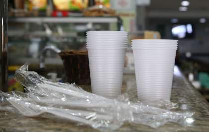 <p>São Paulo proíbe copos, pratos e talheres de plástico em bares e restaurantes</p>