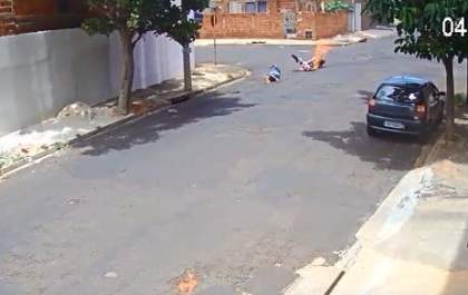 Moto pega fogo após batida em cruzamento no Umuarama