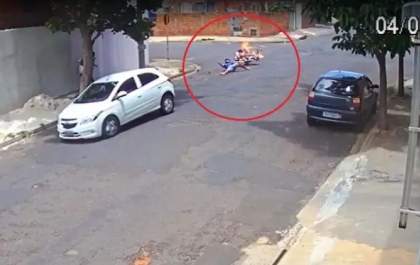 Moto pega fogo após acidente com carro