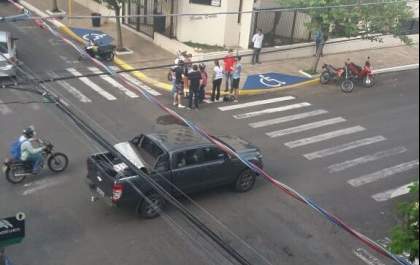 Mulher fica ferida após motoneta ser atingida por carro