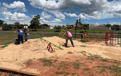 Secretaria de Obras de Castilho segue na limpeza dos bairros e manutenção de estradas