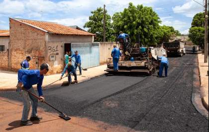 Prefeitura de Andradina retoma asfaltamento na rua Santa Maria