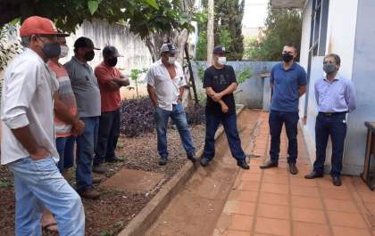 Na Agricultura, prefeito e vice ouvem colaboradores e apresentam secretário