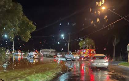Temporal causa alagamento e derruba muro de condomínio em Araçatuba