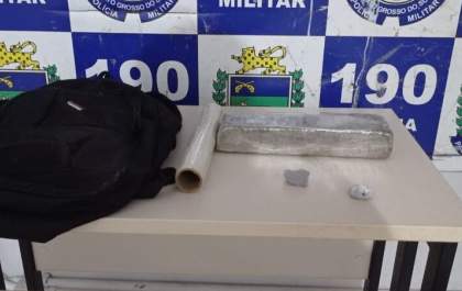 Polícia Militar prende homem vendendo drogas em praça pública